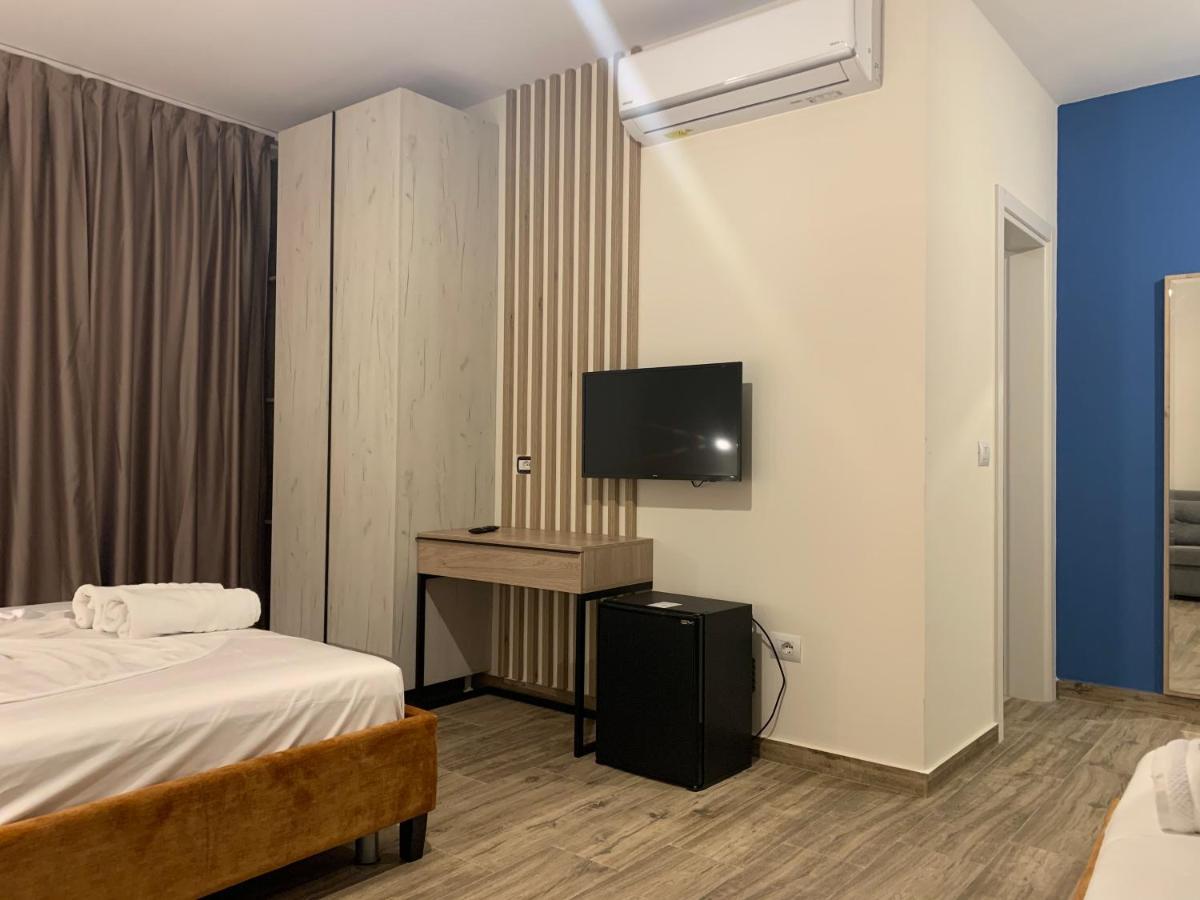 Hotel Triumf Shengjin Exterior photo
