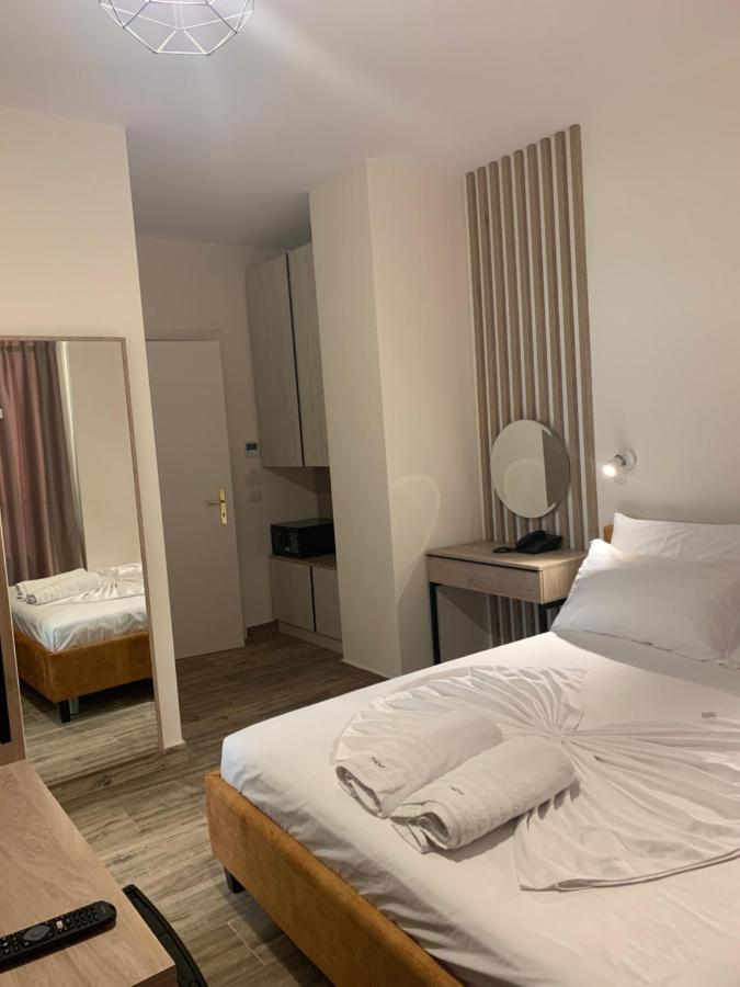 Hotel Triumf Shengjin Exterior photo