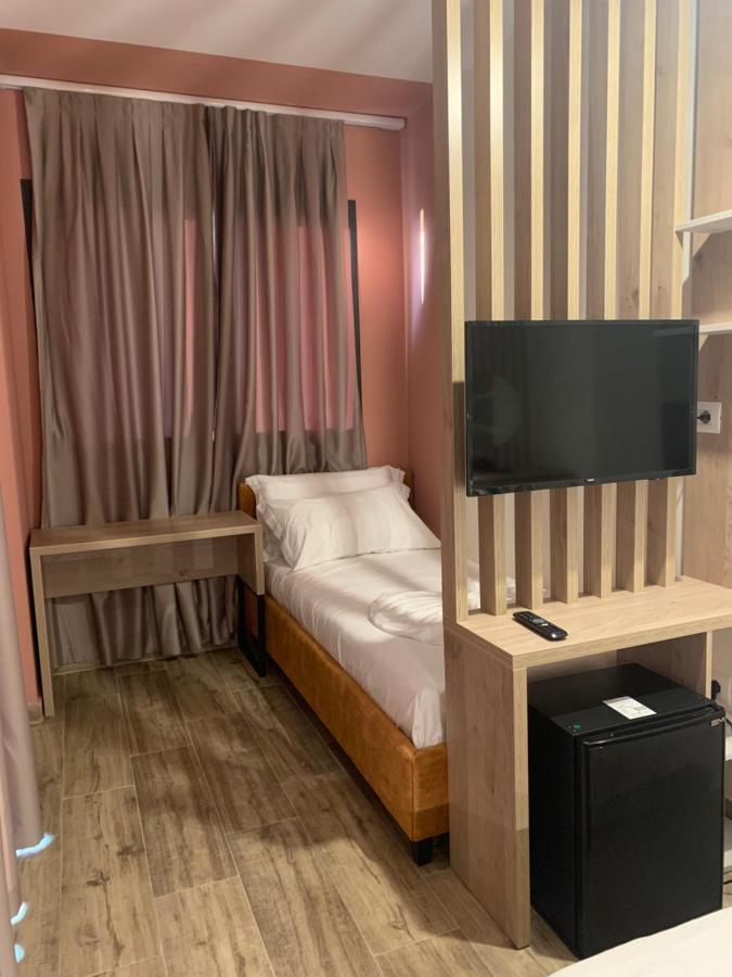 Hotel Triumf Shengjin Exterior photo