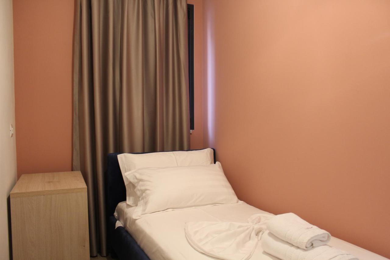 Hotel Triumf Shengjin Exterior photo