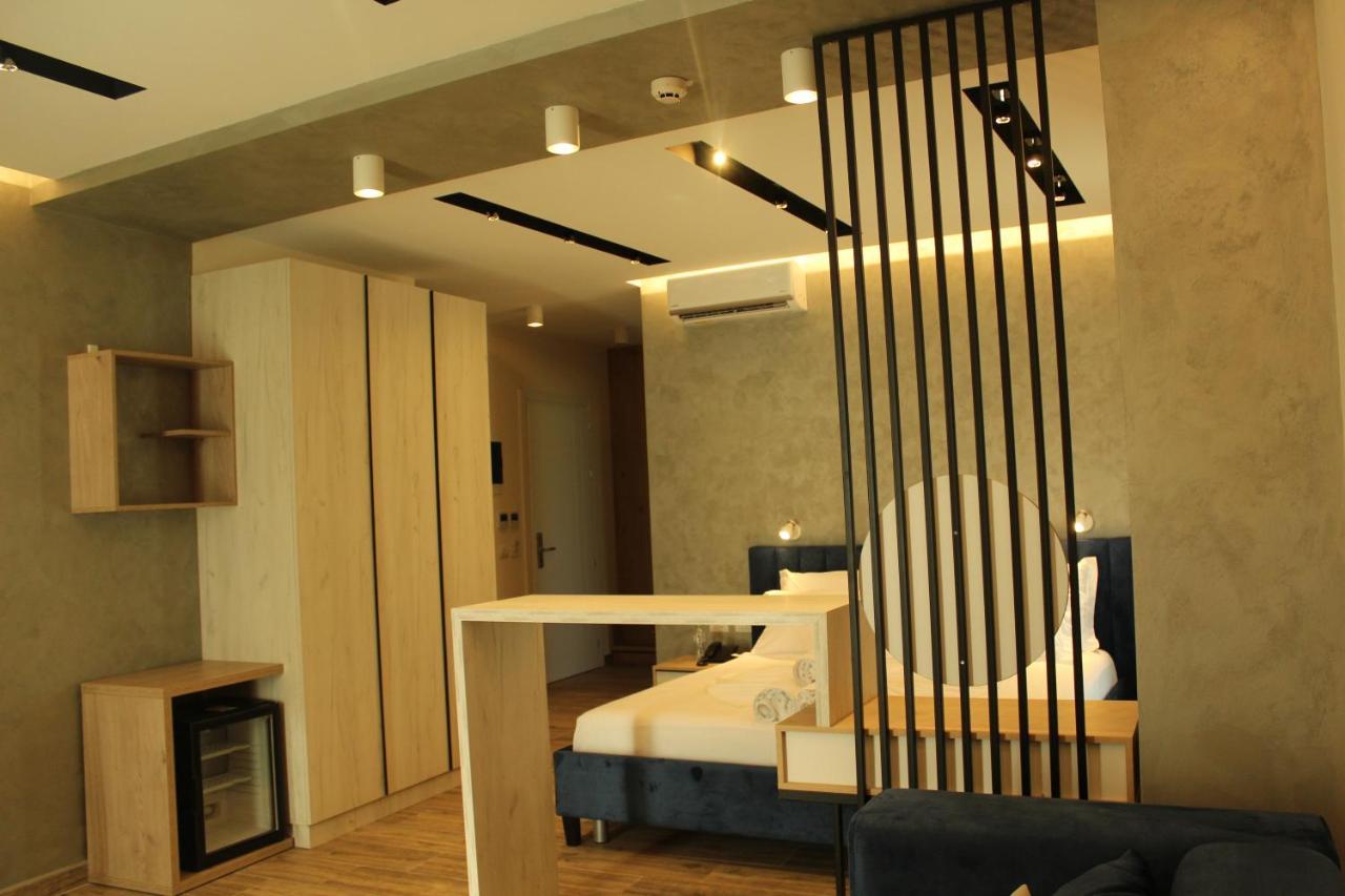 Hotel Triumf Shengjin Exterior photo