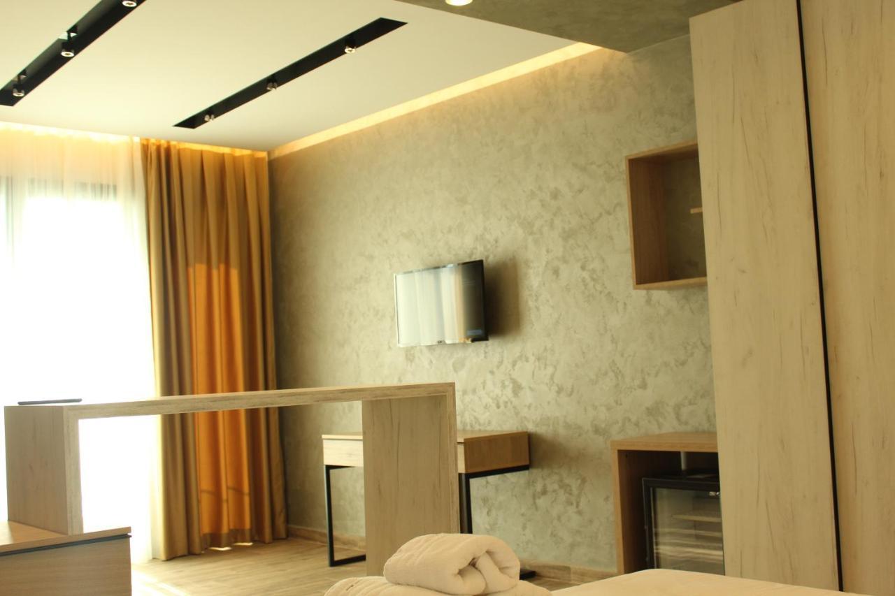 Hotel Triumf Shengjin Exterior photo
