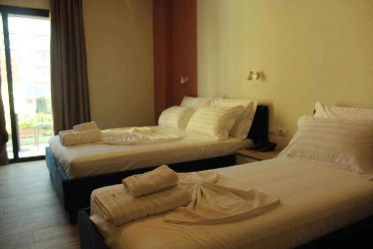 Hotel Triumf Shengjin Exterior photo