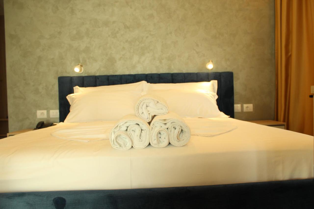 Hotel Triumf Shengjin Exterior photo