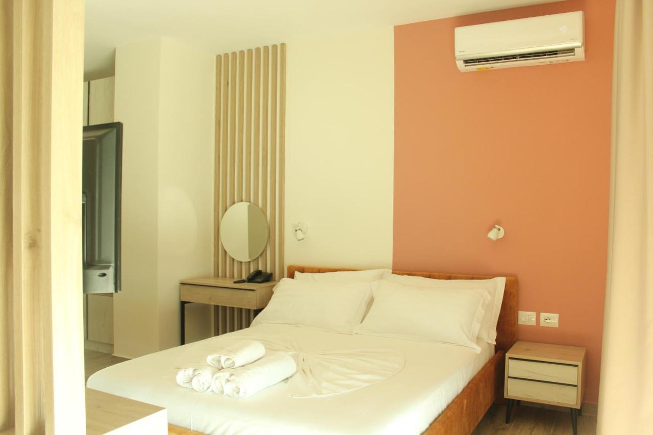 Hotel Triumf Shengjin Exterior photo