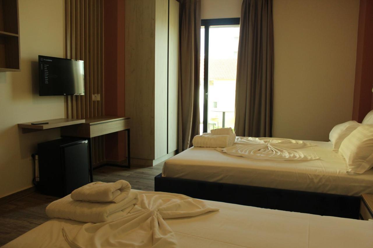 Hotel Triumf Shengjin Exterior photo
