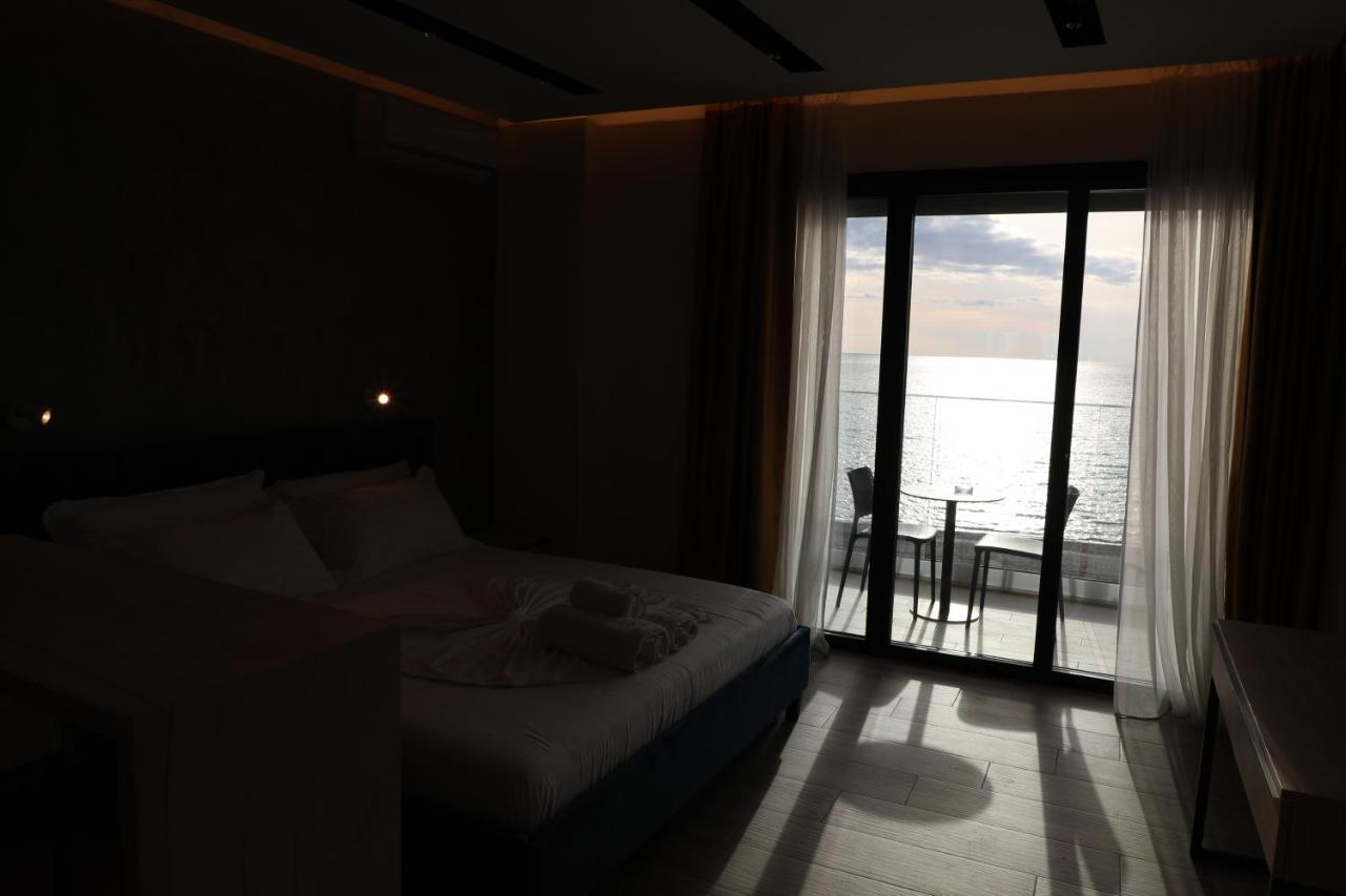 Hotel Triumf Shengjin Exterior photo
