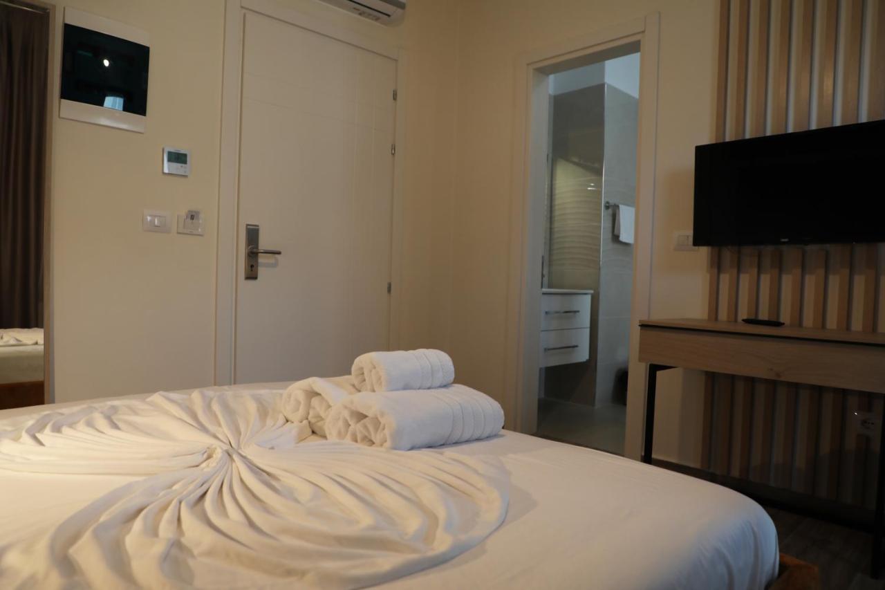 Hotel Triumf Shengjin Exterior photo