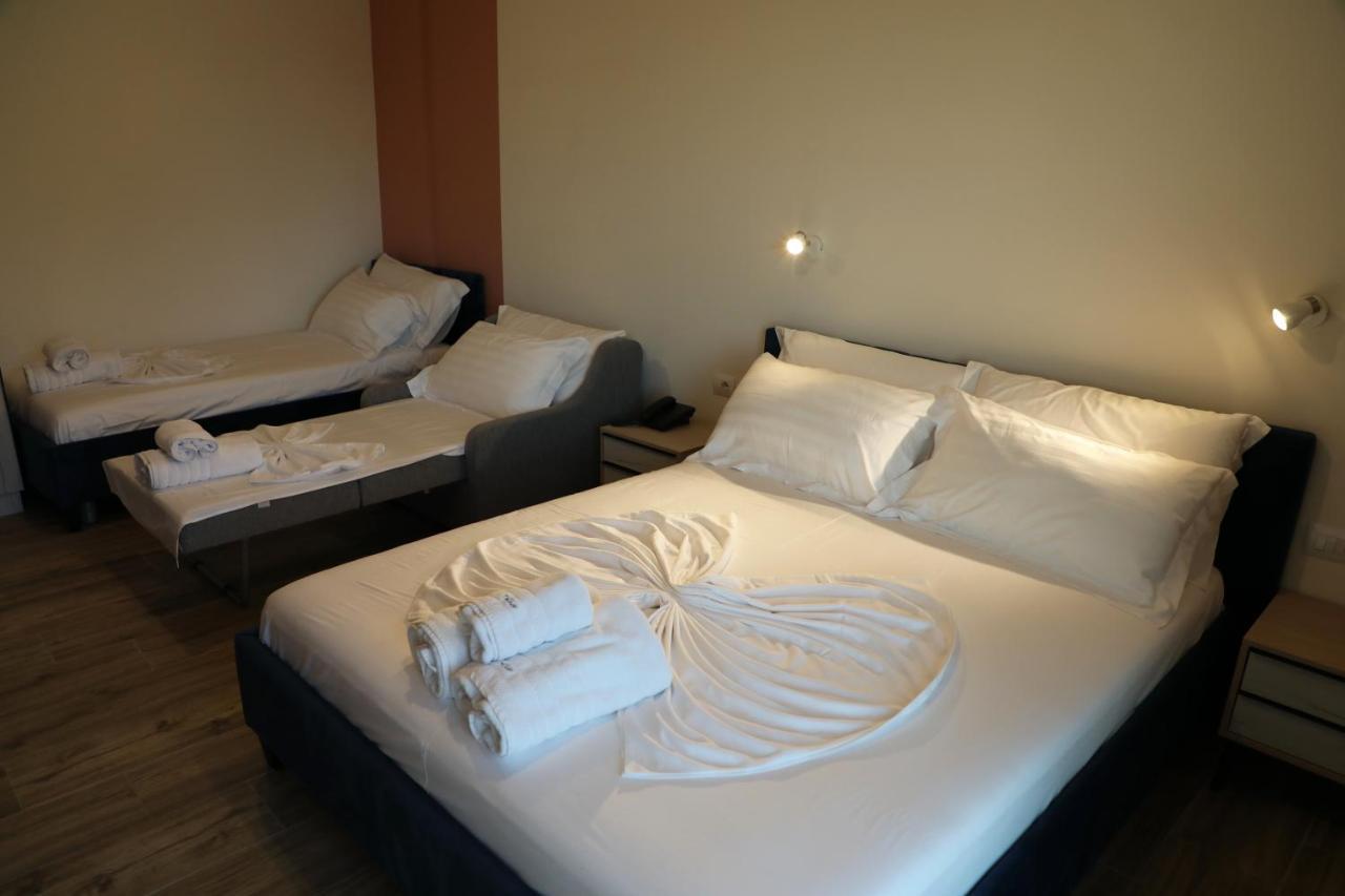 Hotel Triumf Shengjin Exterior photo