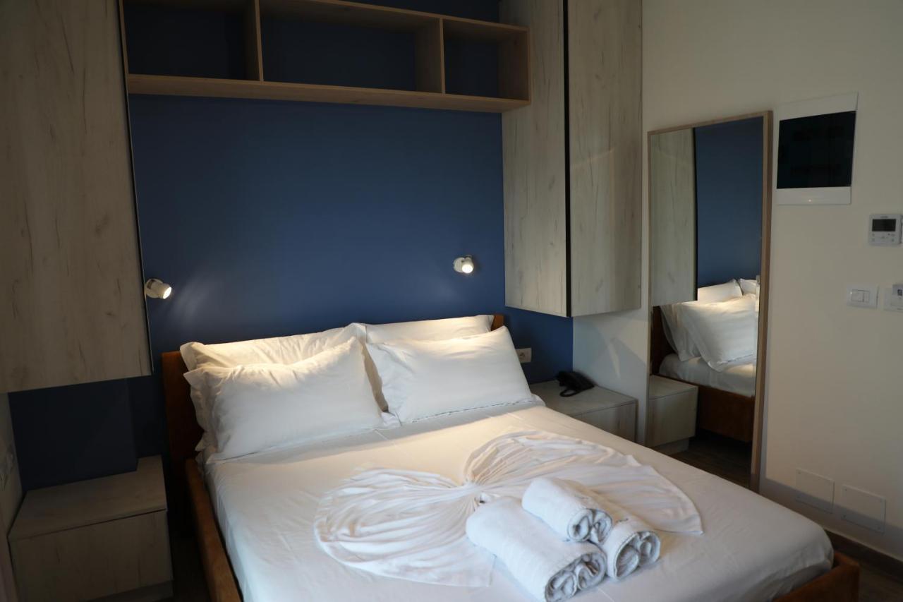 Hotel Triumf Shengjin Exterior photo